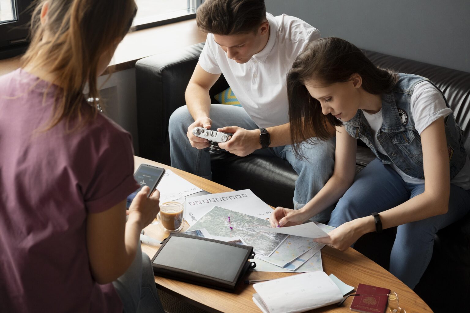 investário A imagem mostra três pessoas reunidas em torno de uma mesa, analisando documentos, mapas e anotações. O clima é de organização e levantamento de informações, remetendo a um **processo de inventário**, no qual são avaliados e registrados bens, propriedades ou dados importantes para planejamento e tomada de decisões.
